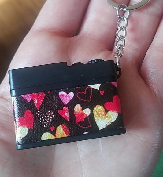 Heart Print Retro Digital Camera w/ Flash Keychain - Picture 5 of 12